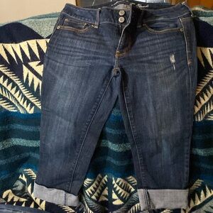 American Eagle Artist. In new condition. Size 6. Stretch. Capris.